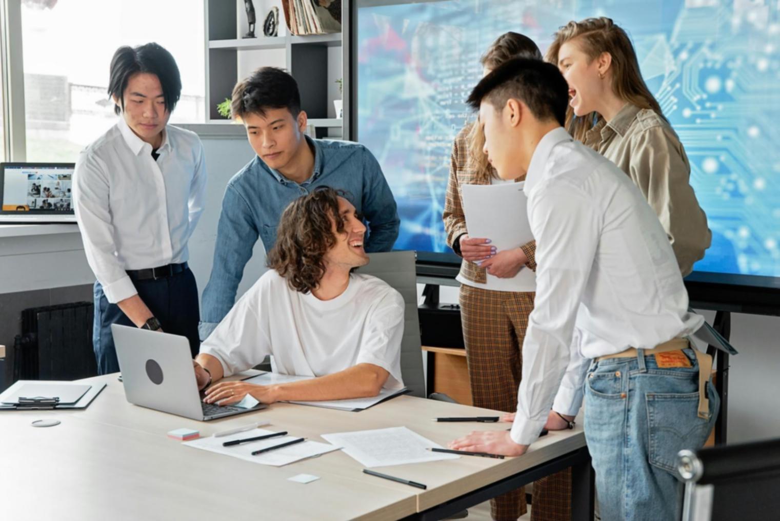 Postazione di lavoro per sviluppatori con computer, monitor e strumenti di coding